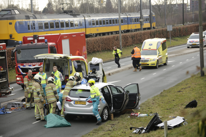 Twee auto?s botsen op kruising