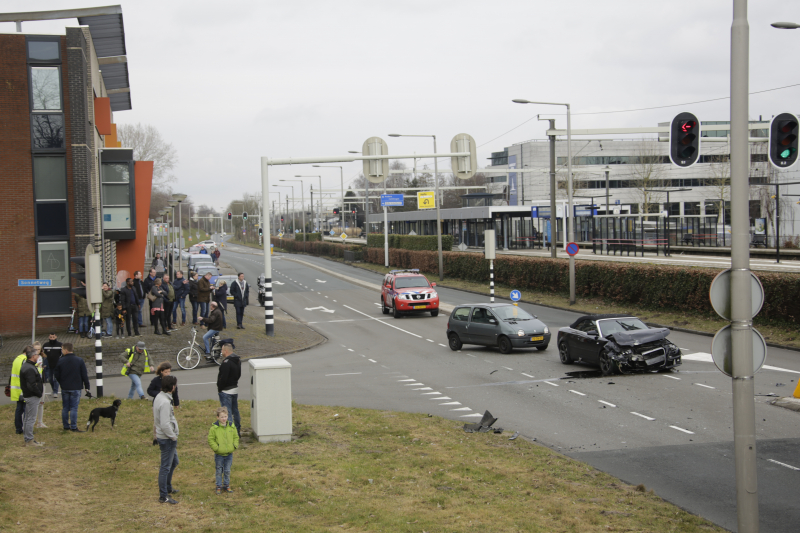 Twee auto?s botsen op kruising