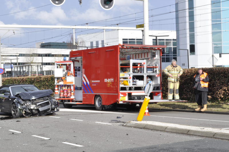 Twee auto?s botsen op kruising