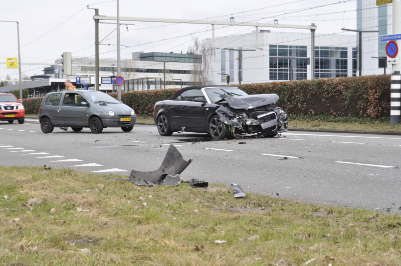 Twee auto?s botsen op kruising