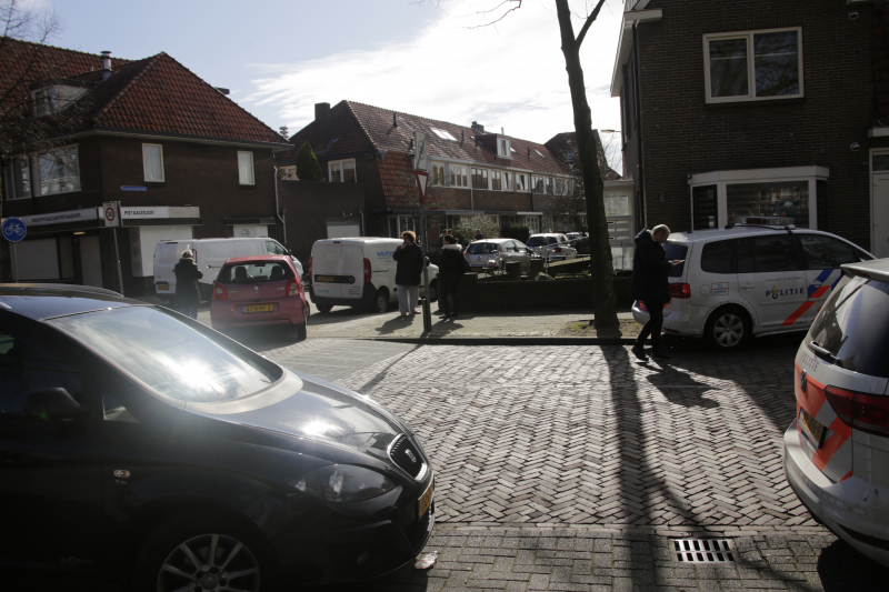 Overleden vrouw aangetroffen, een persoon aangehouden