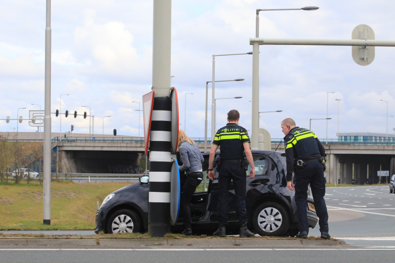 Twee voertuigen botsen op kruising