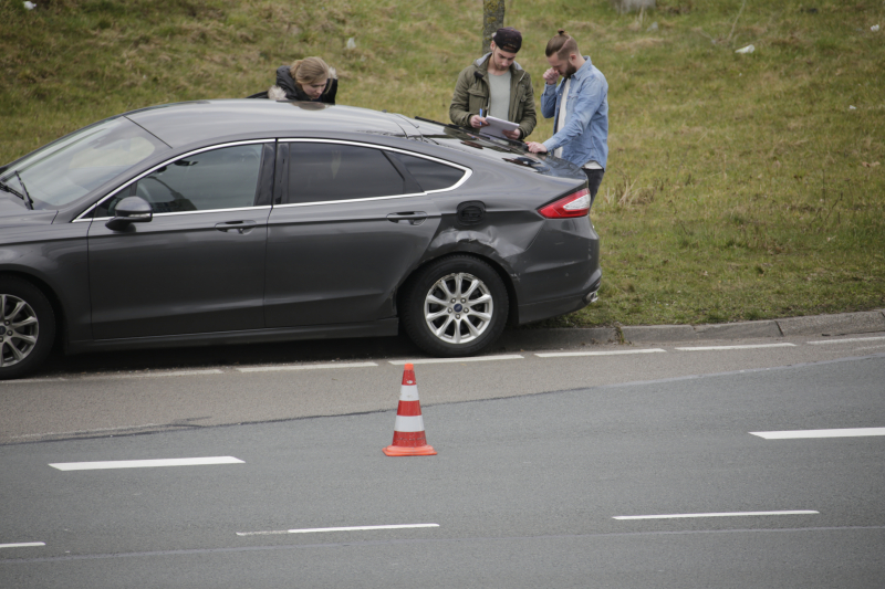 Twee voertuigen botsen op kruising