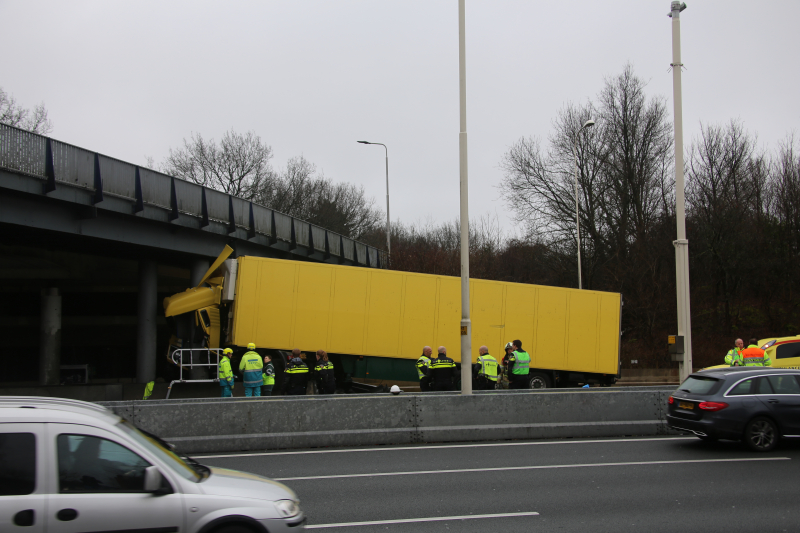 Vrachtwagenchauffeur overleden na botsing viaduct