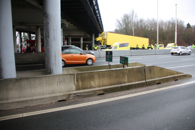 Vrachtwagenchauffeur overleden na botsing viaduct