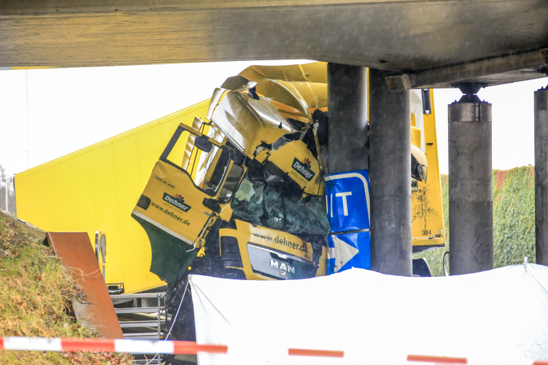 Vrachtwagenchauffeur overleden na botsing viaduct