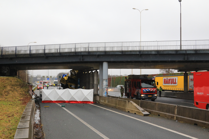 Vrachtwagenchauffeur overleden na botsing viaduct