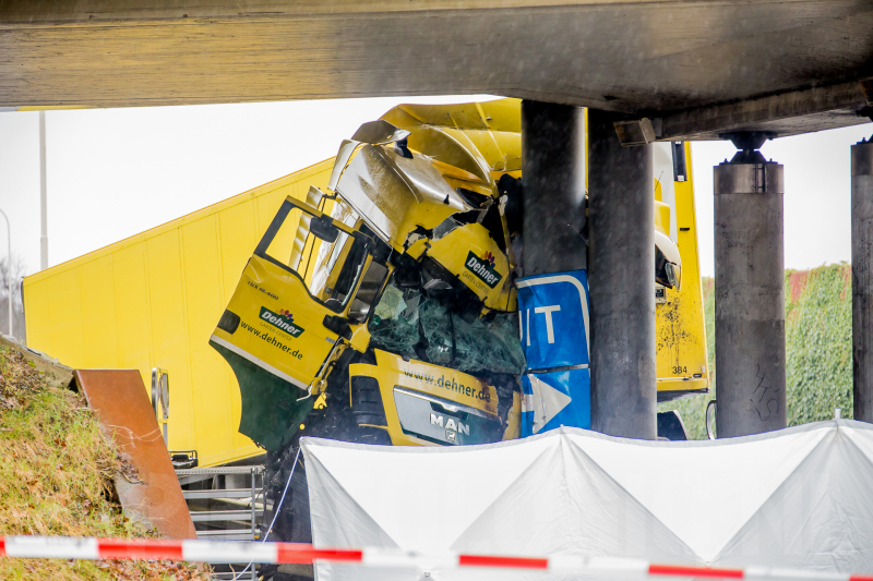 Vrachtwagenchauffeur overleden na botsing viaduct