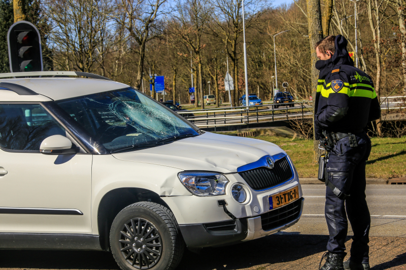 Brommerrijdster gewond na ongeval met auto