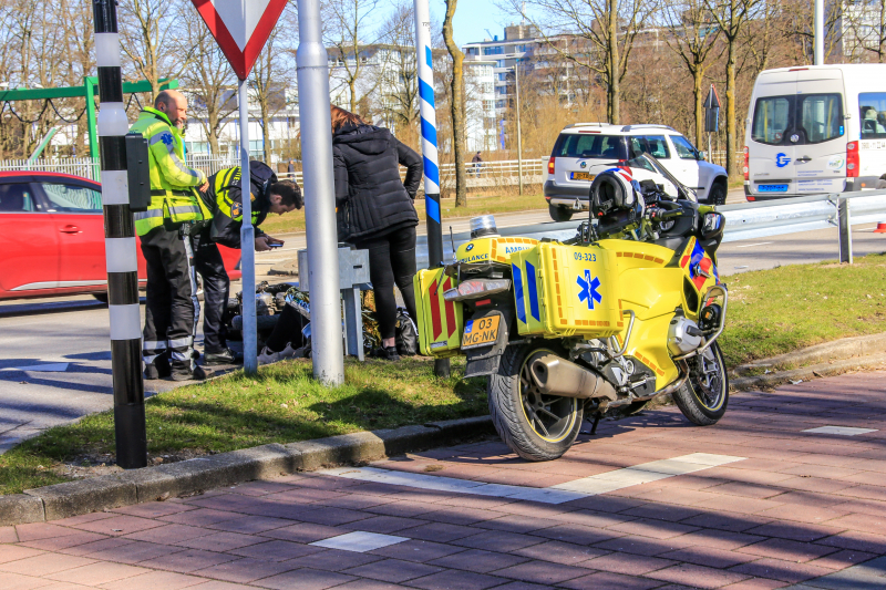 Brommerrijdster gewond na ongeval met auto