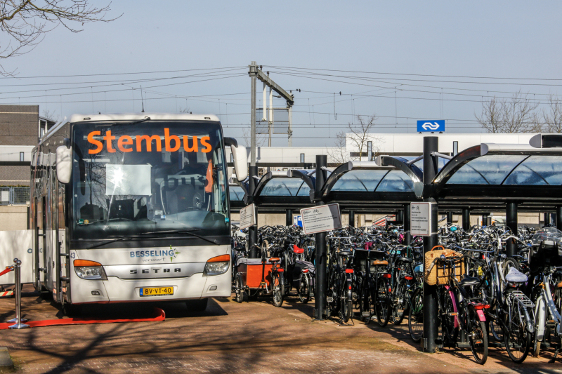 Burgemeester leidt leerlingen ROC naar de stembus