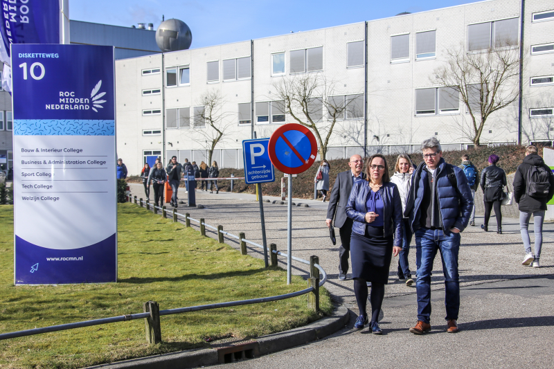 Burgemeester leidt leerlingen ROC naar de stembus