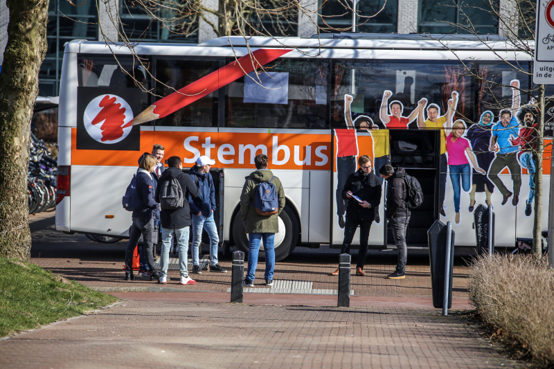 Burgemeester leidt leerlingen ROC naar de stembus