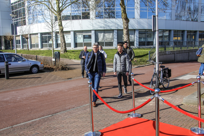 Burgemeester leidt leerlingen ROC naar de stembus