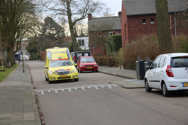 Fietser en personenauto botsen op kruising