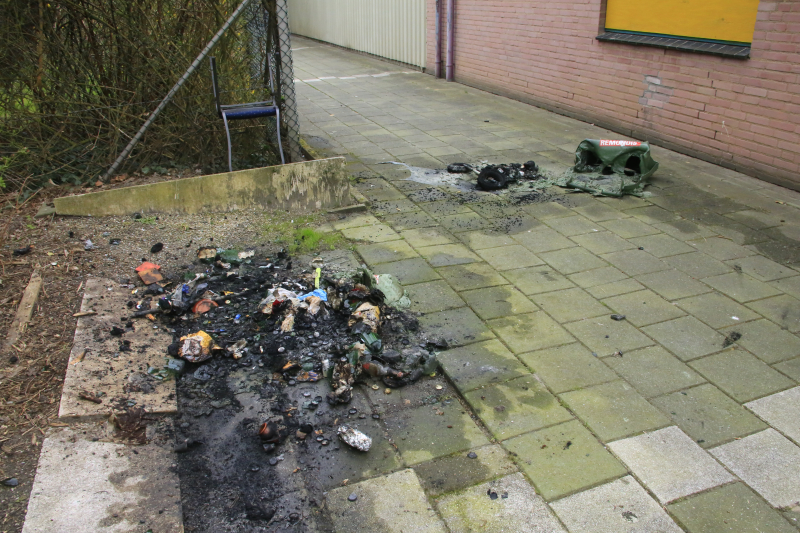 Brand ontstaan in container naast zwembad Lienderd