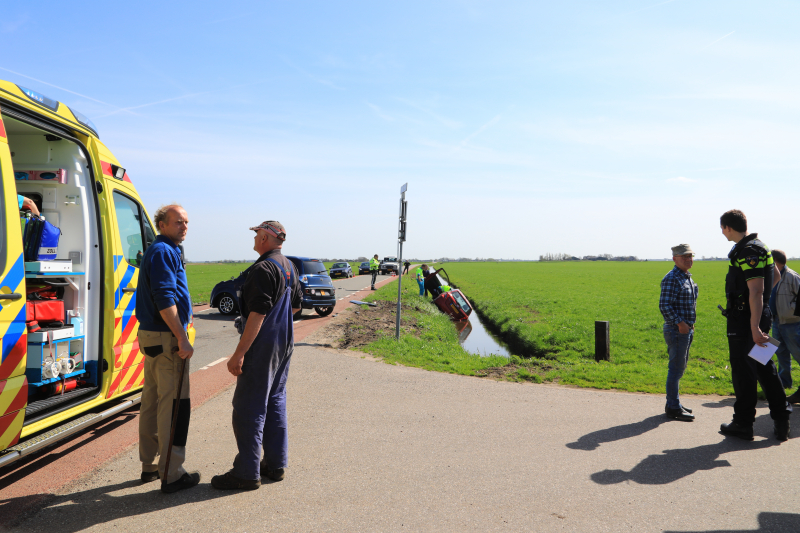 Auto te water na ongeval met brommobiel