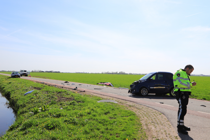 Auto te water na ongeval met brommobiel