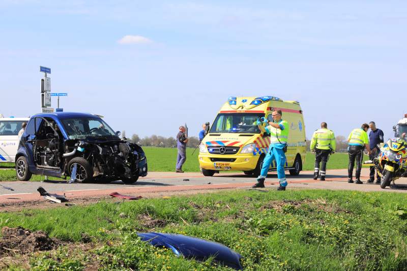 Auto te water na ongeval met brommobiel