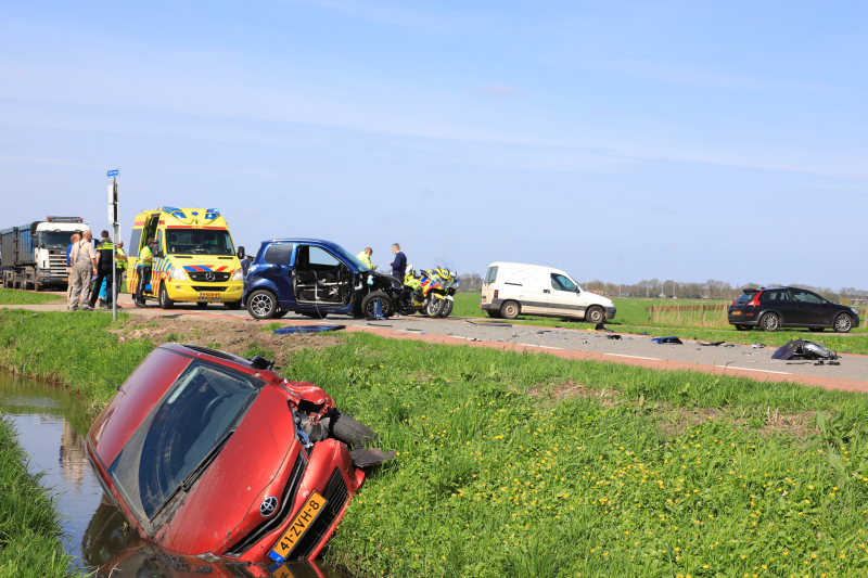 Auto te water na ongeval met brommobiel