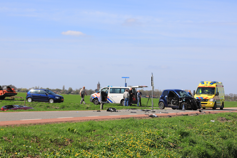 Auto te water na ongeval met brommobiel