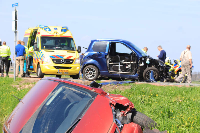 Auto te water na ongeval met brommobiel