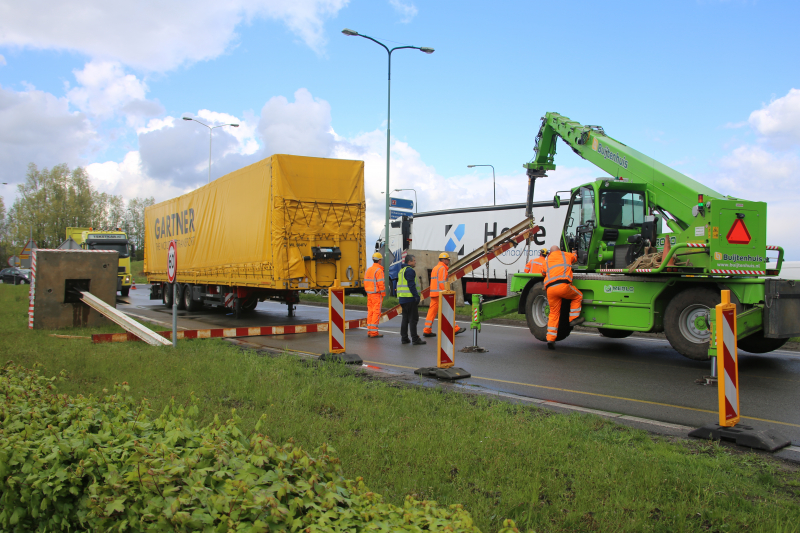 Vrachtwagen ramt hoogtebalk