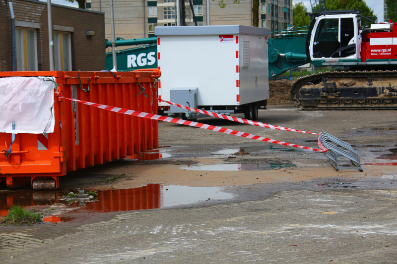 Kraan rijdt over waterleiding en zorgt voor waterballet