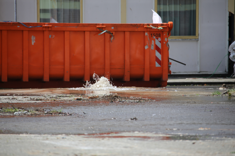 Kraan rijdt over waterleiding en zorgt voor waterballet