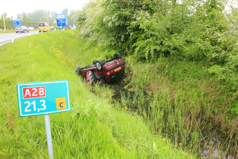 Auto te water geraakt op afrit snelweg