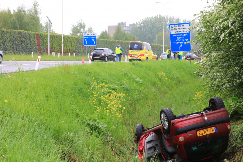 Auto te water geraakt op afrit snelweg