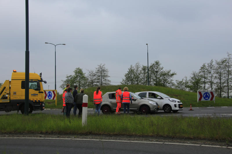 Twee auto's botsen op rotonde