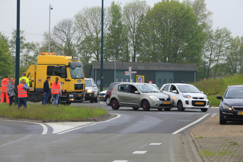 Twee auto's botsen op rotonde