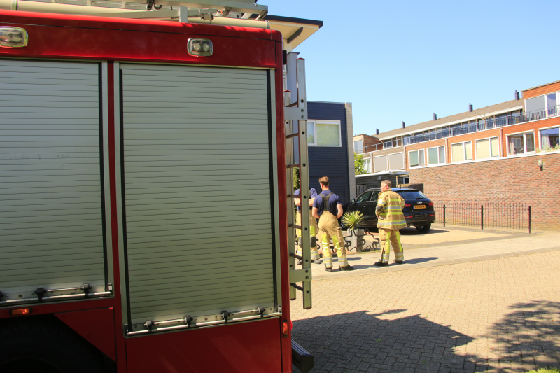 Bewoner blust zelf brand met tuinslang