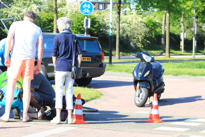 Overstekende fietsster aangereden door auto