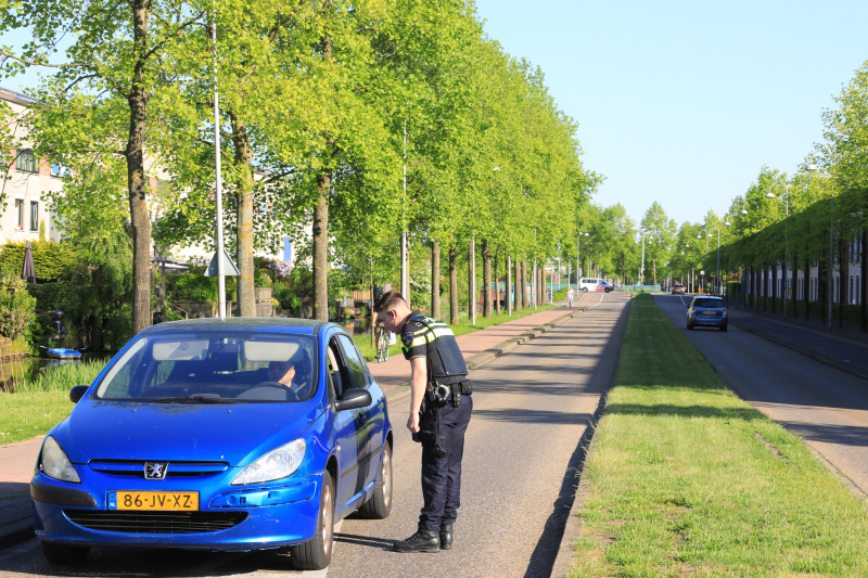 Overstekende fietsster aangereden door auto