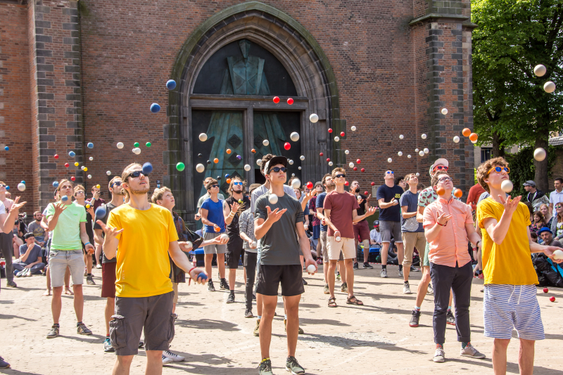 300 jongleurs trekken door de stad