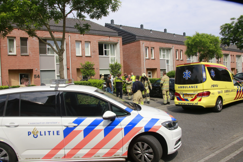 Auto rijdt tegen woonhuis