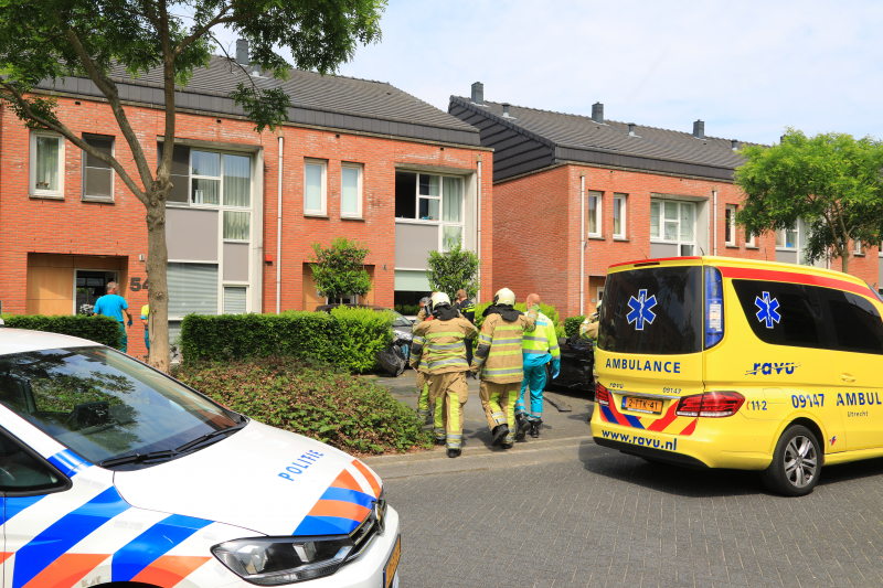 Auto rijdt tegen woonhuis