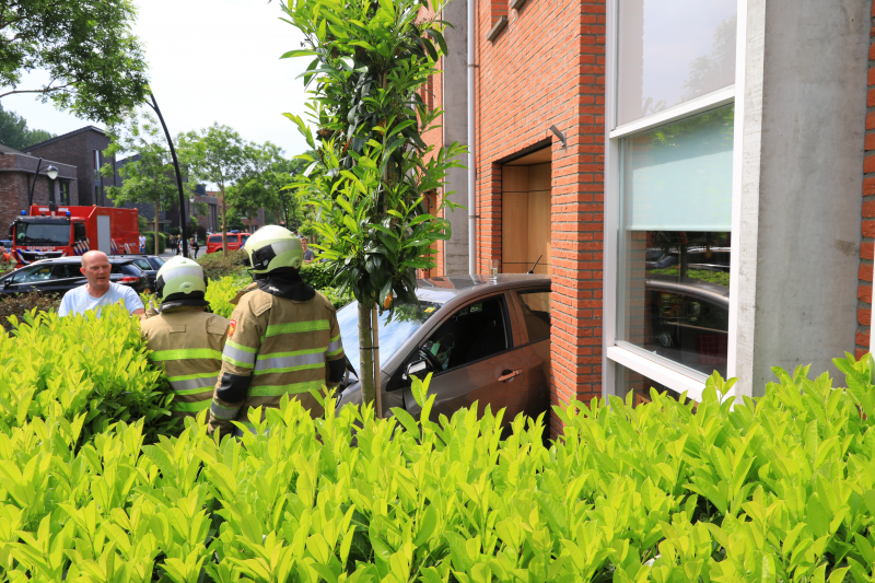 Auto rijdt tegen woonhuis