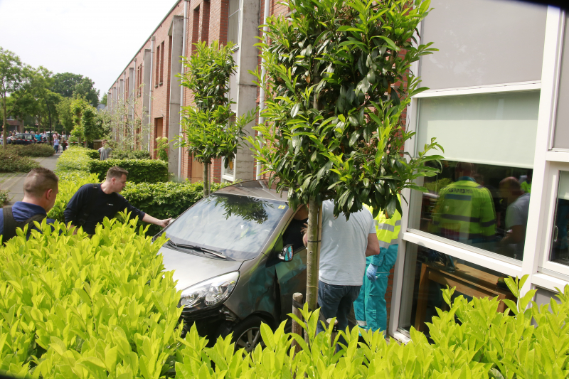 Auto rijdt tegen woonhuis