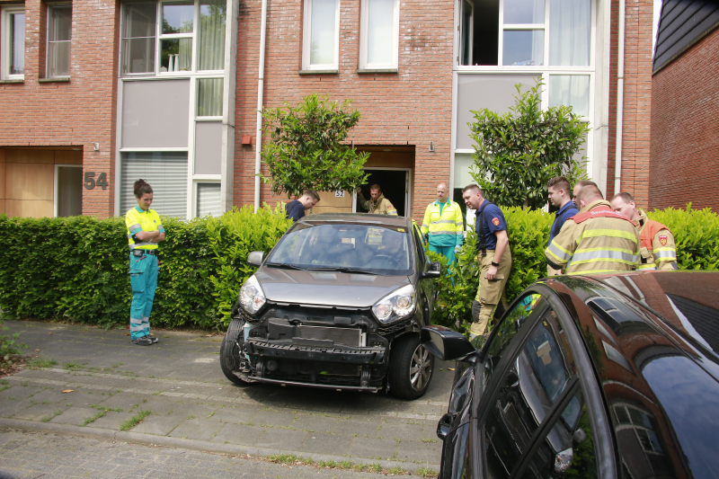 Auto rijdt tegen woonhuis