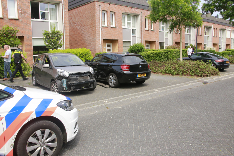 Auto rijdt tegen woonhuis