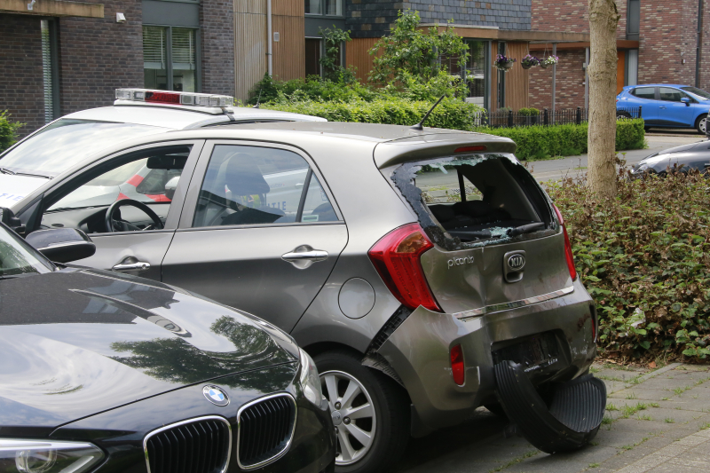 Auto rijdt tegen woonhuis