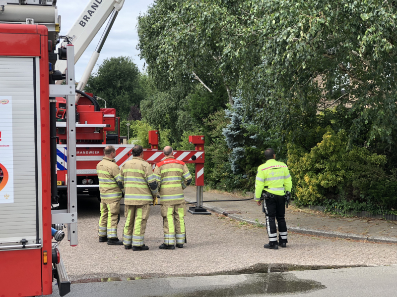 Brand op dak ontstaan door verfbrander