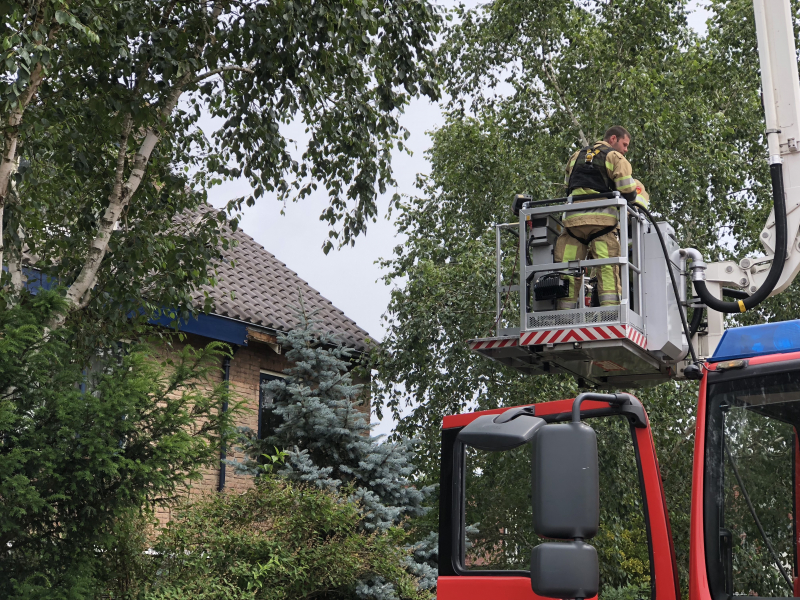 Brand op dak ontstaan door verfbrander