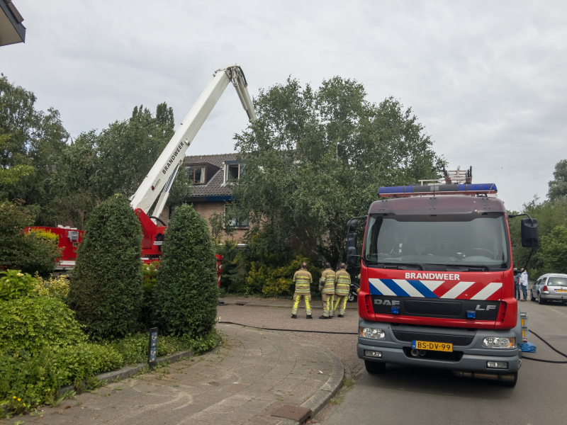 Brand op dak ontstaan door verfbrander