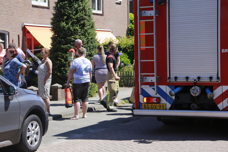 Onkruidbrander zet heg en zonnenscherm in brand