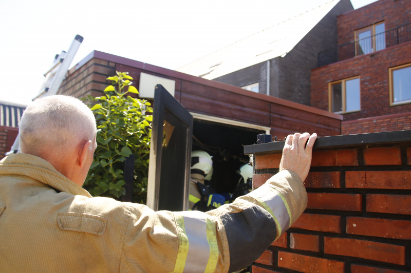 Buitenbrand slaat over naar schuur