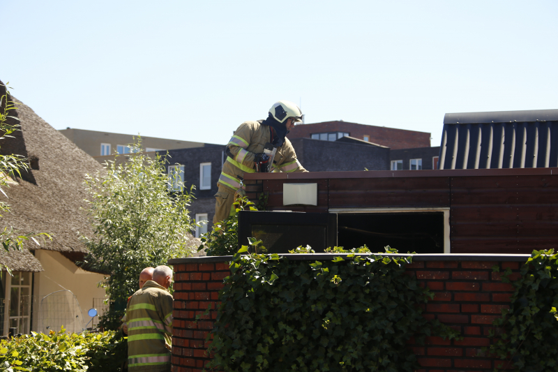 Buitenbrand slaat over naar schuur